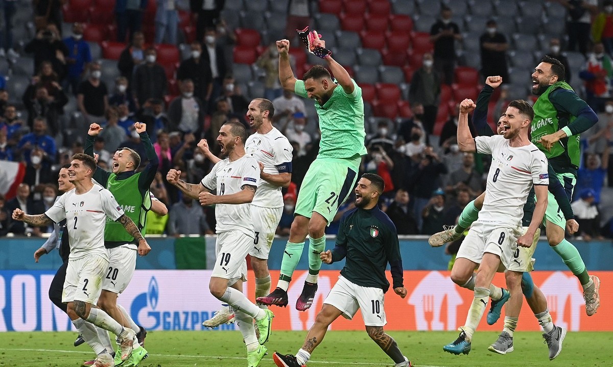 Euro 2020: Η Ιταλία κατάφερε να πάρει τελικά την πρόκριση, επικρατώντας επί του Βελγίου με 2-1, σε μία συνάντηση «γιγάντων». Τα πανηγύρια στο τέλος του αγώνα και το σπουδαίο ρεκόρ. 