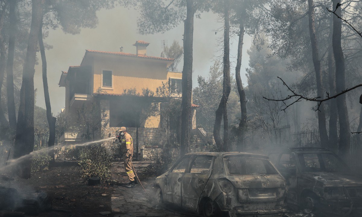 Φωτιά στη Σταμάτα: Σε ύφεση η πυρκαγιά – Διάσπαρτες μικροεστίες