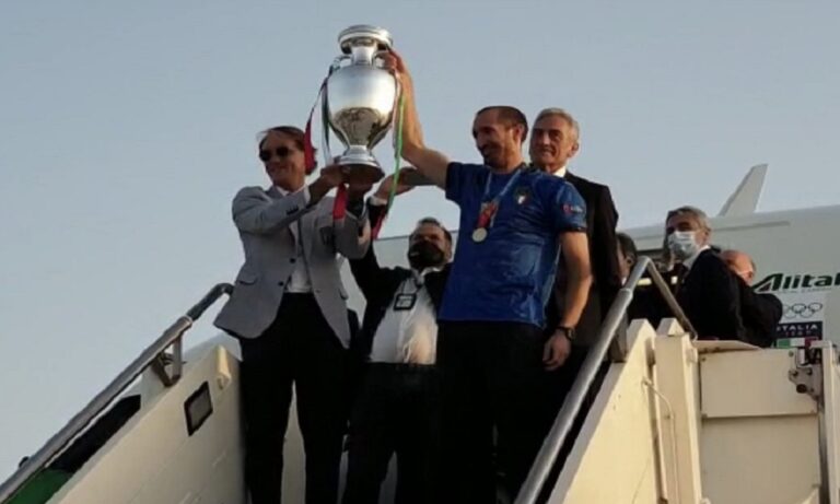 Euro 2020: Έφτασε στη Ρώμη η κούπα (pic)
