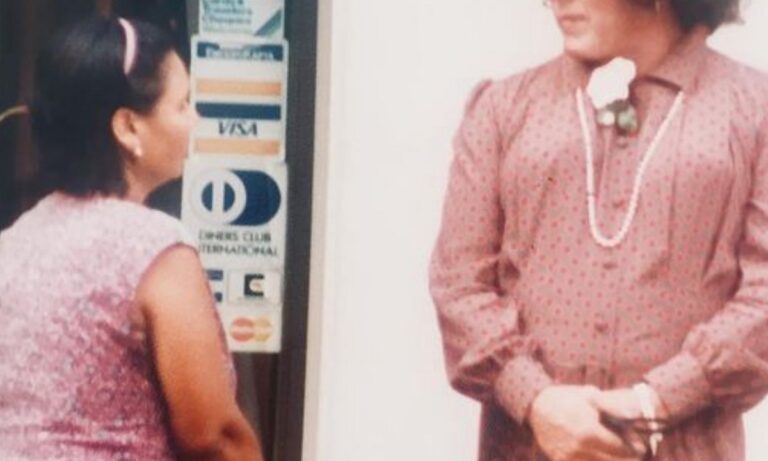 Πασίγνωστος Έλληνας ντυνόταν γυναίκα, έβγαινε στο δρόμο και δεν τον καταλάβαινε κανείς (pic)