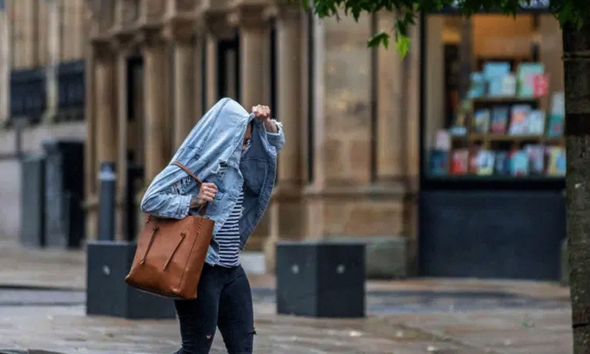 Αγγλία: Τρεις εβδομάδες συνεχούς βροχόπτωσης (καταιγίδα Evert έχει ονομαστεί), αναμένεται να βιώσουν οι κάτοικοι μες στο κατακαλόκαιρο.