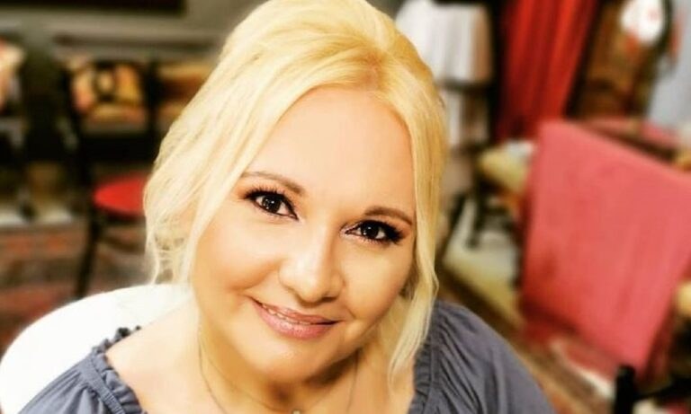 Καίτη Φίνου: Έβγαλε φωτογραφία στο ίδιο σημείο 50 χρόνια μετά