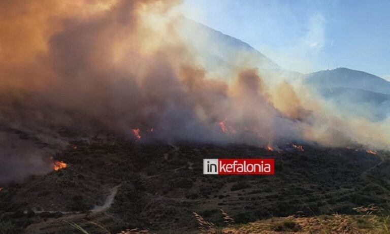 Συνεχίζονται οι προσπάθειες των πυροσβεστικών δυνάμενων, προκειμένου να οριοθετηθεί η μεγάλη φωτιά στην Κεφαλονιά. 