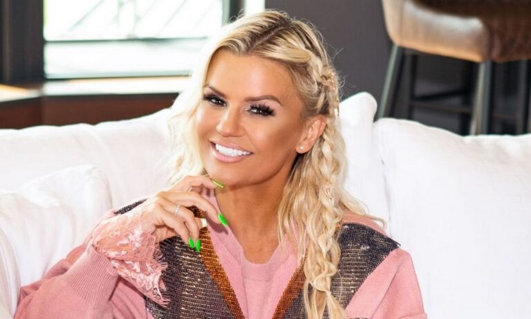 Αυτή η γυναίκα έβγαλε μία περιουσία απλά δείχνοντας στο ίντερνετ τα πόδια της