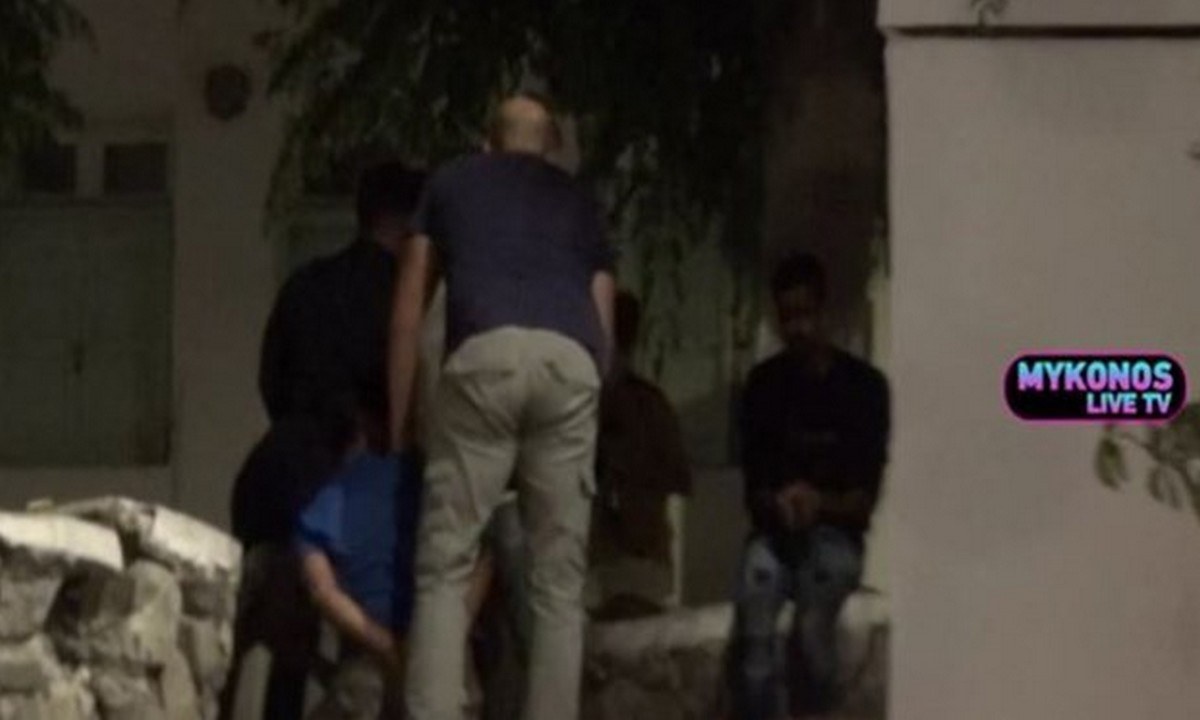 Μύκονος: Σύλληψη διακινητών ναρκωτικών κατέγραψε η κάμερα σε κεντρικό σημείο του νησιού των Ανέμων.