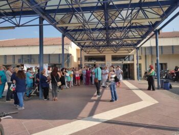 Υγειονομικοί του Πανεπιστημιακού Νοσοκομείου Λάρισας κατά του υποχρεωτικού εμβολιασμού