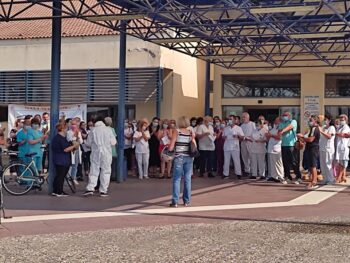 Υγειονομικοί του Πανεπιστημιακού Νοσοκομείου Λάρισας κατά του υποχρεωτικού εμβολιασμού