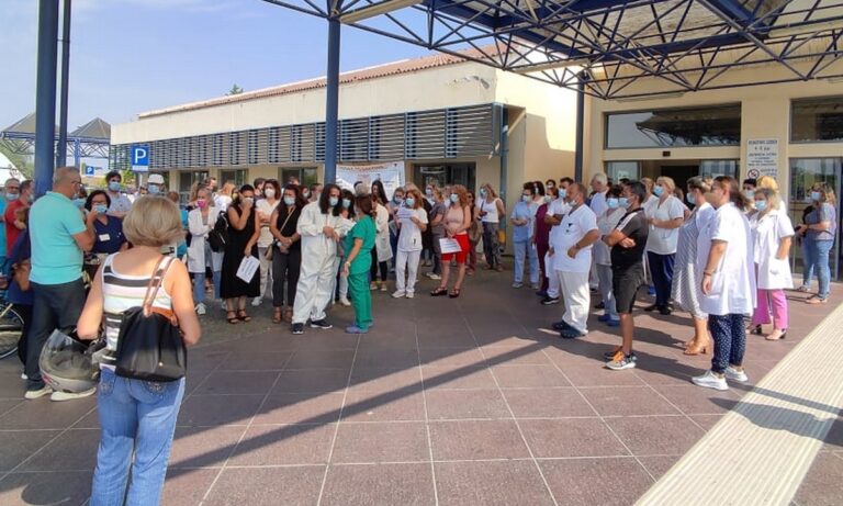 Υγειονομικοί του Πανεπιστημιακού Νοσοκομείου Λάρισας κατά του υποχρεωτικού εμβολιασμού