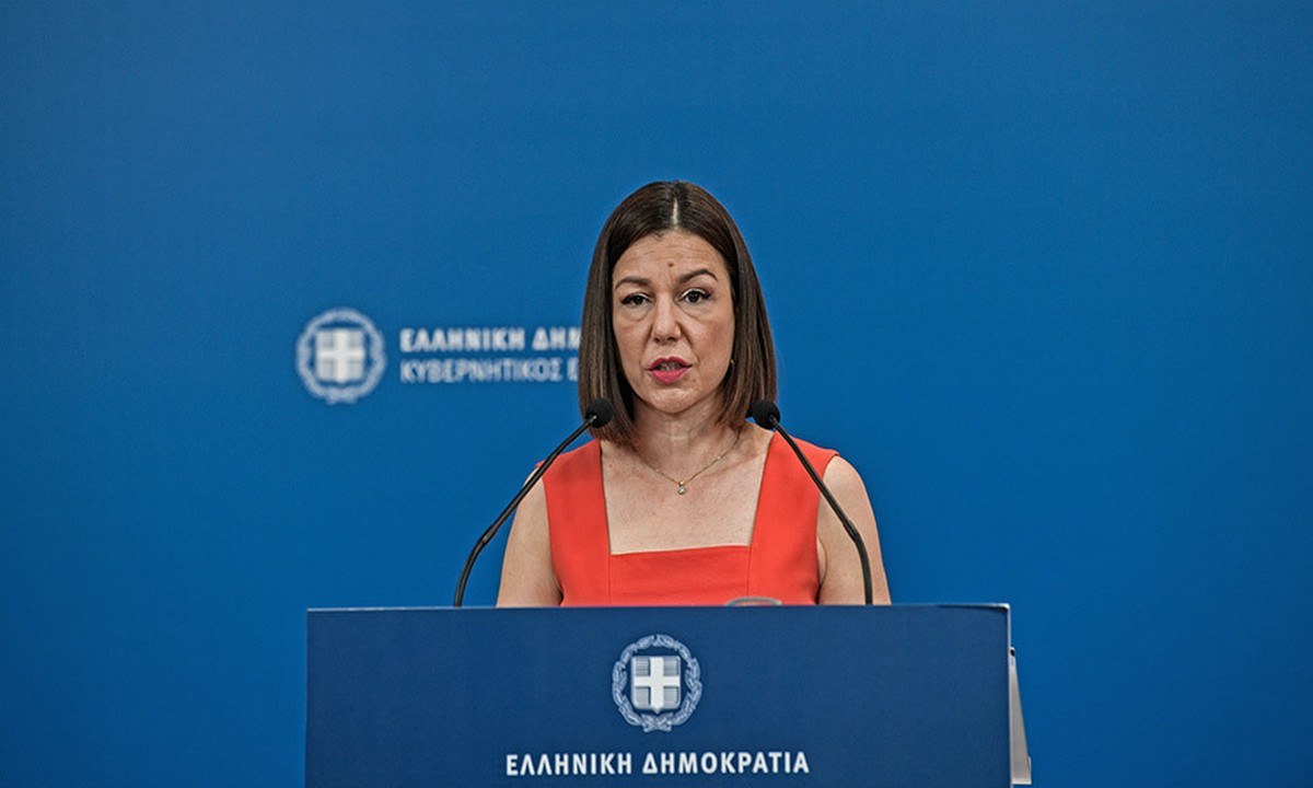 Μπάχαλο με τις απολύσεις των ανεμβολίαστων – Πάει να τα μπαλώσει η Πελώνη