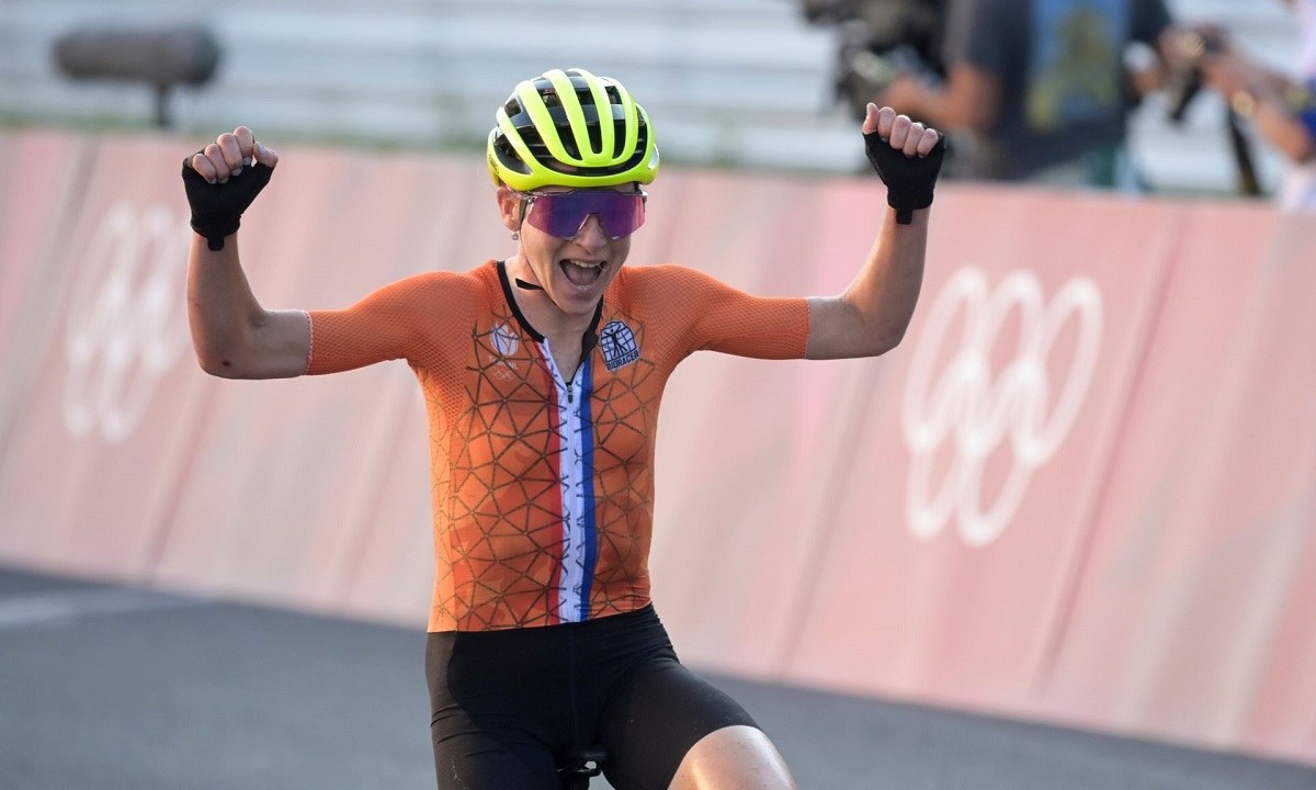 Ολυμπιακοί Αγώνες 2020: Η Ολλανδέζα Ανέμιεκ φαν Φλούτεν πανηγύρισε θεωρώντας πως έχει κατακτήσει το χρυσό μετάλλιο στην ποδηλασία, όμως η Άννα Κισενχόφερ είχε...αντίθετη άποψη.