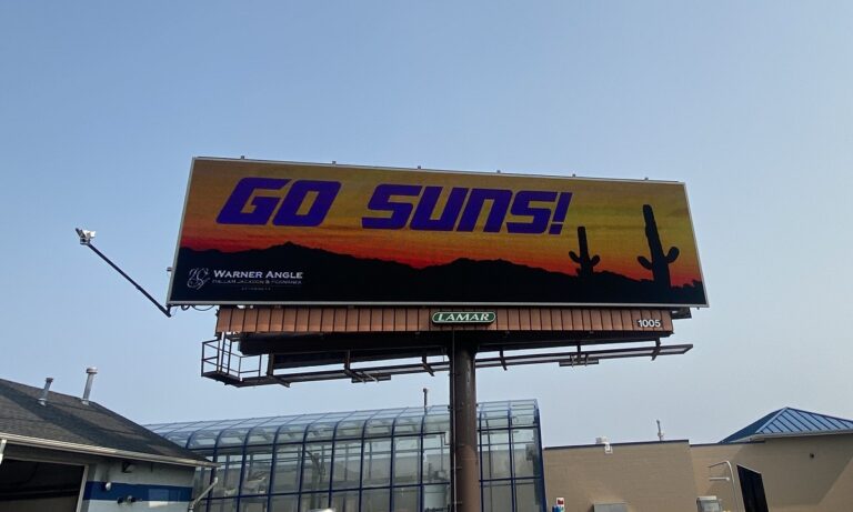 Μπακς – Σανς: Οπαδός της ομάδας του Φοίνιξ τοποθέτησε τεράστια εμψυχωτική πινακίδα μέσα στο Μιλγουόκι!