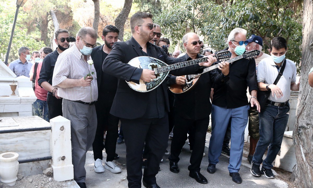 Τόλης Βοσκόπουλος: «Ηχηρές» απουσίες από την κηδεία του – Ποιοι δεν πήγαν!