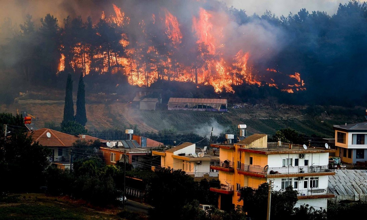 Τουρκία: Δεκάδες πύρινα μέτωπα έχουν πλήξει τη γειτονική χώρα, η οποία μετρά ήδη νεκρούς από τις φονικές πυρκαγιές. Δείτε το video.