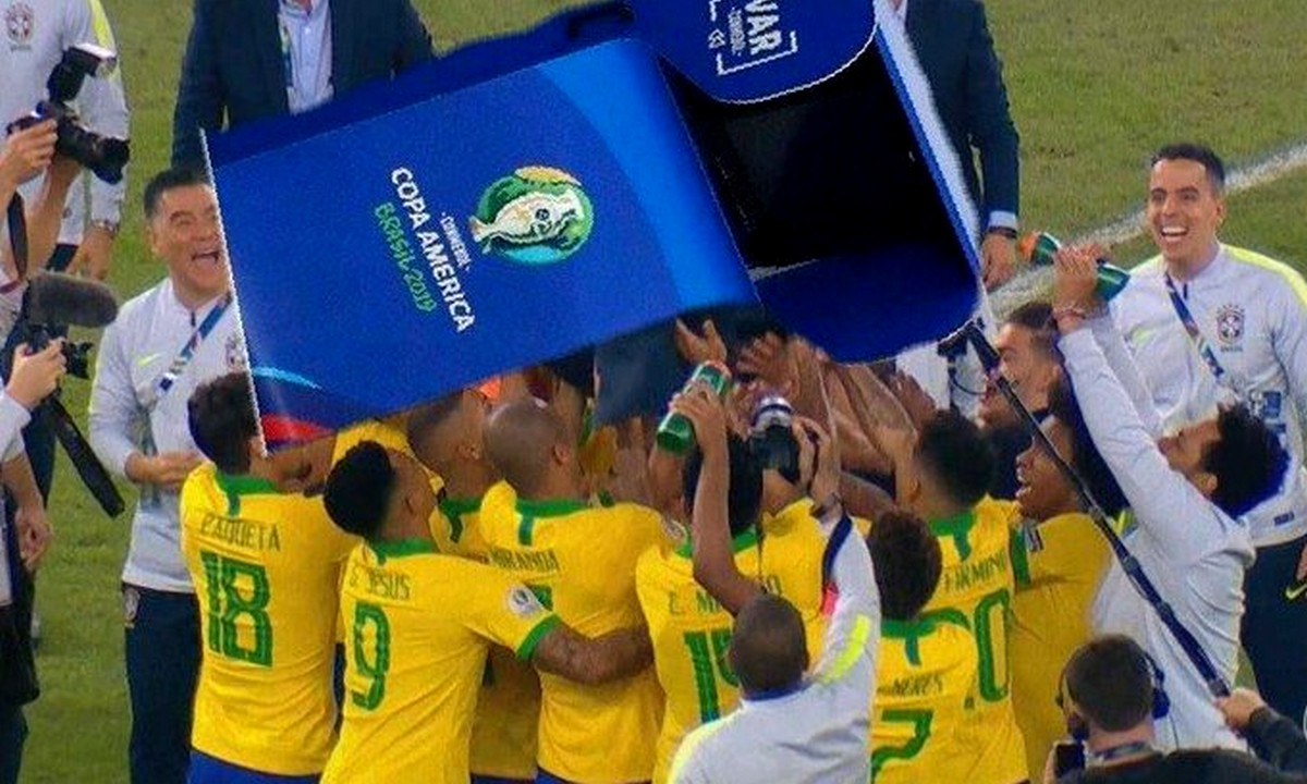 Πανικός στο Twitter με τις διαιτητικές αποφάσεις στον ημιτελικό του Copa America Βραζιλία - Περού. Έξαλλοι οι χρήστες αποκαλούσαν τη Σελεσάο «VARsil».