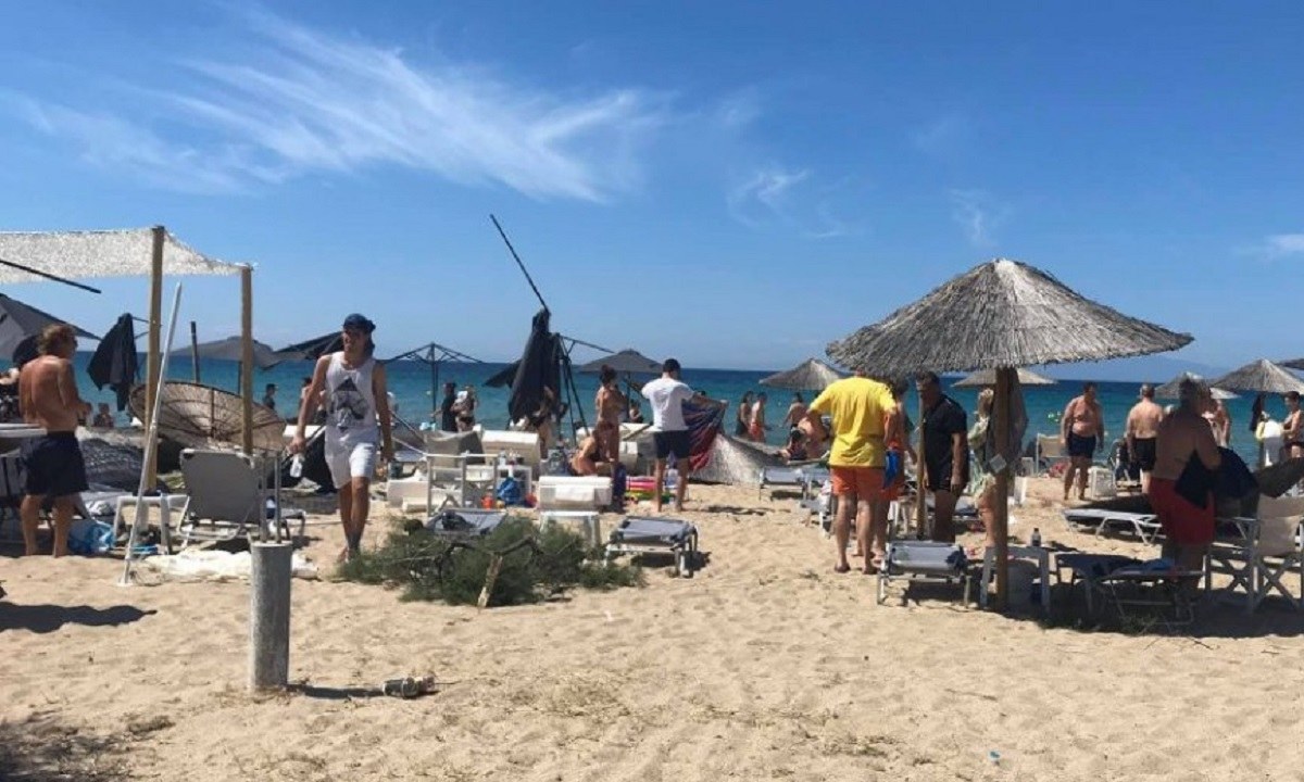 Χαλκιδική: Ανεμοστρόβιλος σε παραλία-Τραυματίστηκαν τέσσερα άτομα! (vid+pics)