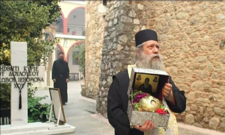 Συγκίνηση για το θαύμα: Οι μοναχοί επέστρεψαν τα ιερά κειμήλια στο μοναστήρι του Οσίου Δαυίδ, που γλύτωσε από τις φλόγες