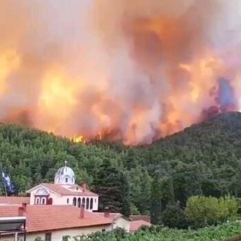 Φωτιά στην Εύβοια: Εκκενώθηκε το Μοναστήρι του Όσιου Δαυίδ – Τρεις μοναχοί δεν εγκαταλείπουν τη Μονή (pic)