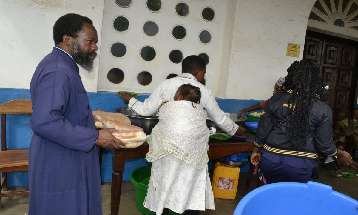 Ο πατήρ Τιμόθεος Ντούμπα από την ηρωική ιεραποστολή του Κονγκό, θέτει ερωτήματα: «Γιατί τέτοια αδυσώπητη πίεση στον παγκόσμιο πληθυσμό, για τον εμβολιασμό»;