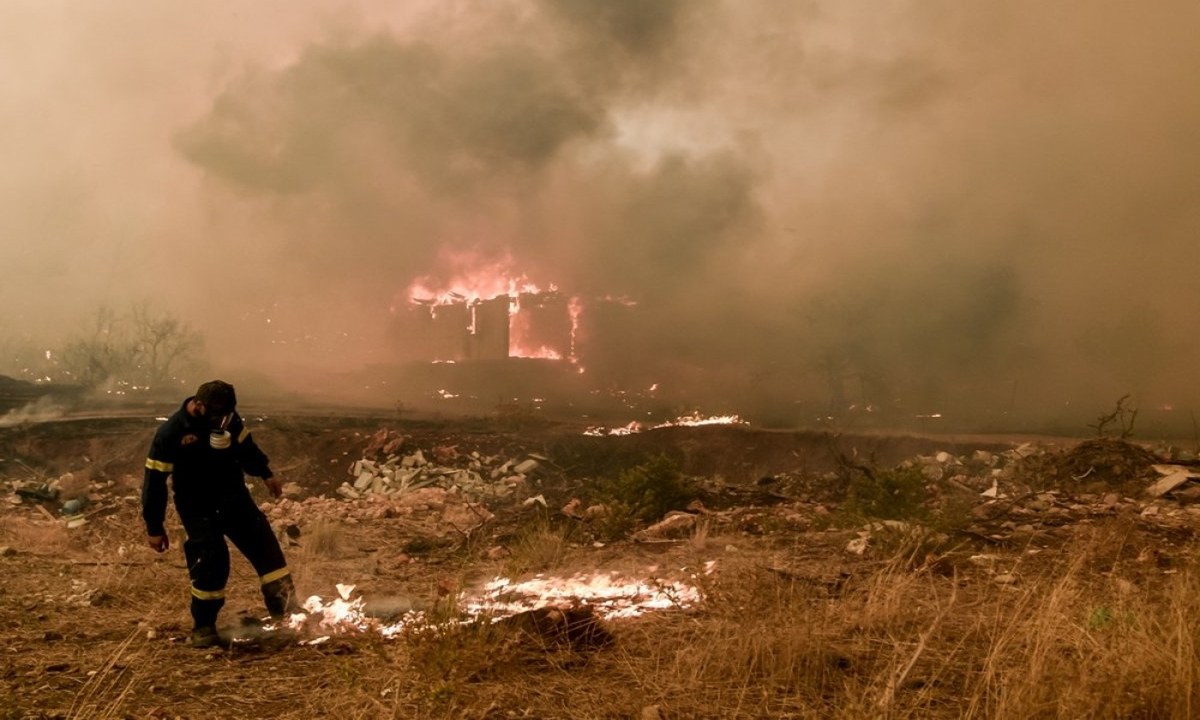 Ο Πρόεδρος Πανελλήνιας Ένωσης Δασοφυλάκων ξεσπά: «Ανίκανοι που βλέπουν τη φωτιά να κάνει βόλτες» – «Να σταματήσουν οι άσχετοι να συντονίζουν»