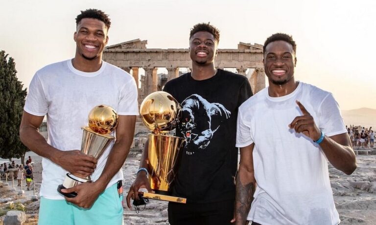 Γιάννης Αντετοκούνμπο: Έδωσε το τρόπαιο του NBA σε πιτσιρικά που φορούσε την φανέλα του στην Ακρόπολη