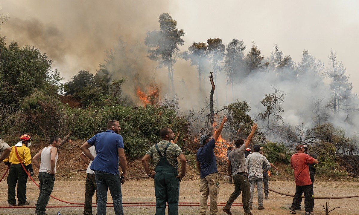 Εύβοια: Απεγκλωβισμοί πολιτών – Ανεξέλεγκτη η φωτιά καίει τα πάντα