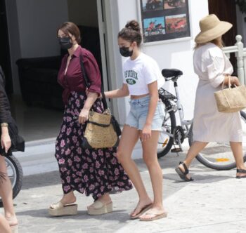 Μόνικα Μπελούτσι: Ίδιες μάνα και κόρη στην Πάρο