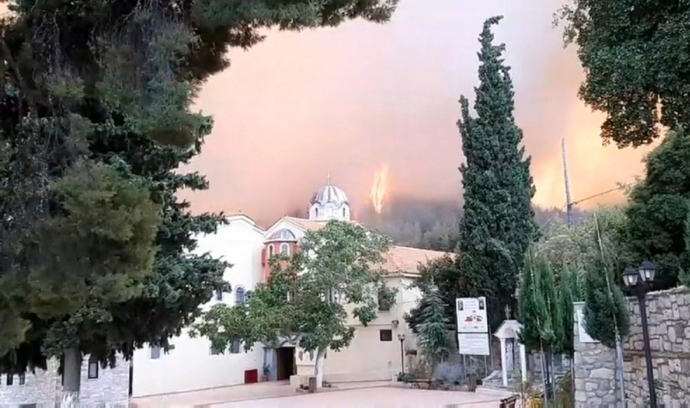 Φωτιά στην Εύβοια: Σώθηκε η Μονή του Οσίου Δαυίδ!