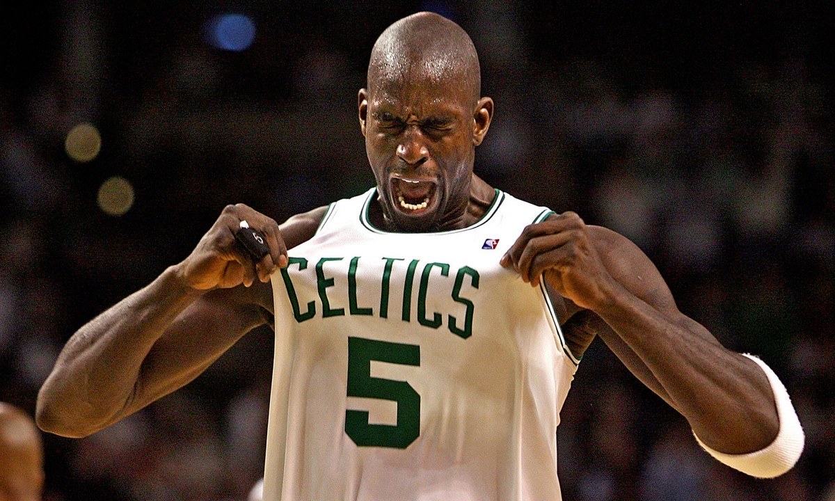Στο NBA οι Σέλτικς αποφάσισαν σε ειδική τελετή να αποσύρουν την φανέλα με το νούμερο «5» του Κέβιν Γκαρνέτ.