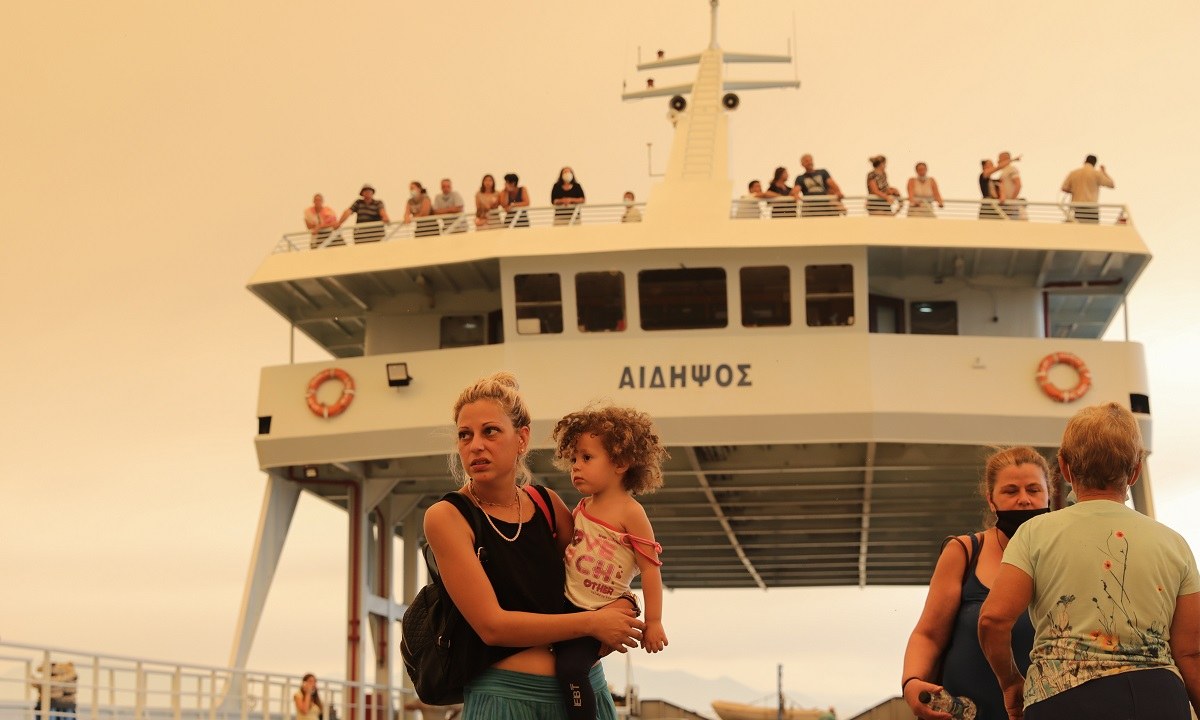 Φωτιά – Εύβοια: Απίστευτη καταγγελία! «Μας έχουν 10 ώρες μέσα στο πλοίο χωρίς νερό»