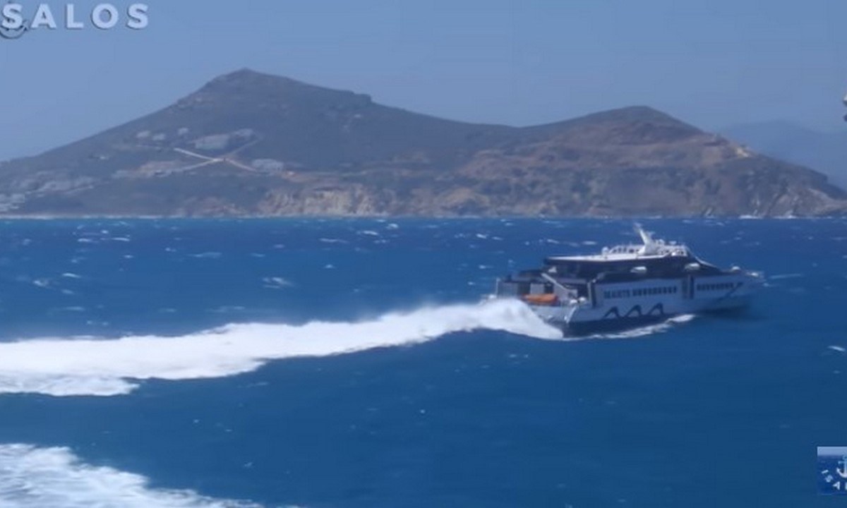Viral: Το πλοίο και ο καπετάνιος του  δίνουν «μάχη» με τα κύματα (vid)