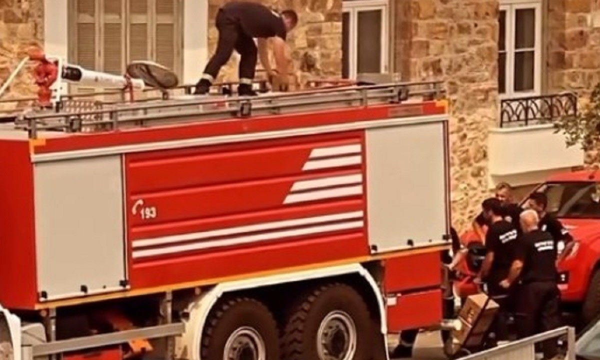 Φωτιές Εύβοια: Οι Σέρβοι πυροσβέστες έφεραν μαζί τους και τρόφιμα για τους κατοίκους