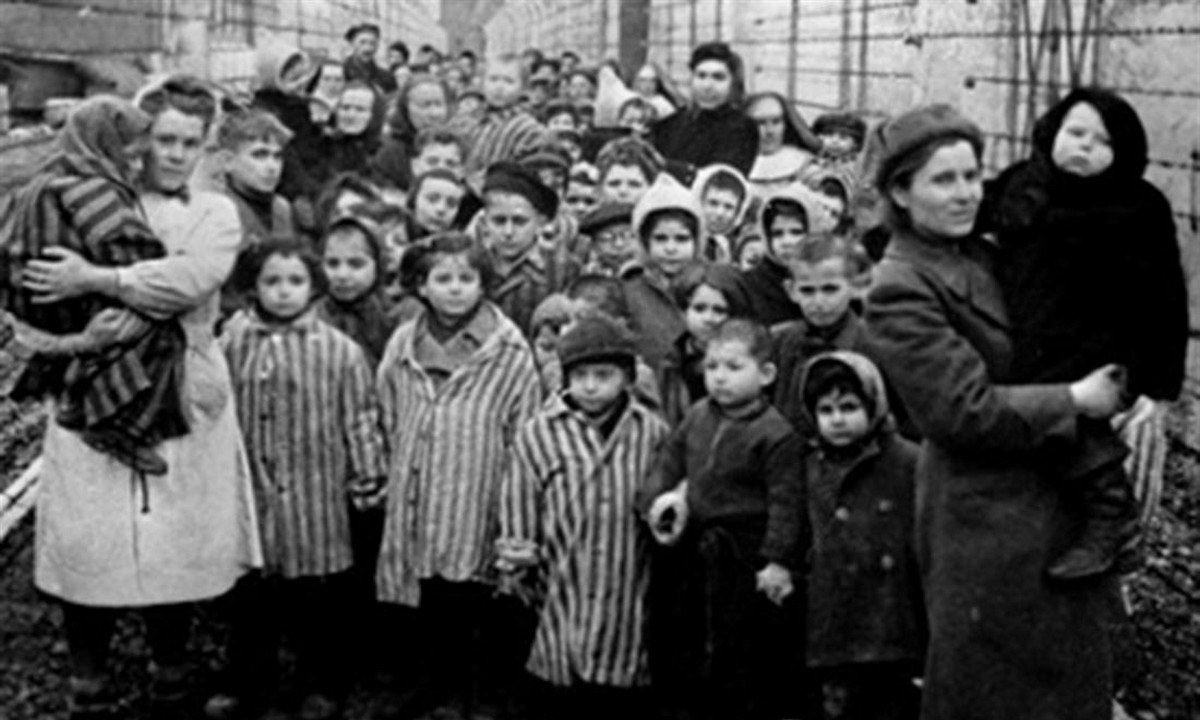 Σαν Σήμερα: H ημέρα μνήμης των Ρομά που… έφυγαν στο Ολοκαύτωμα