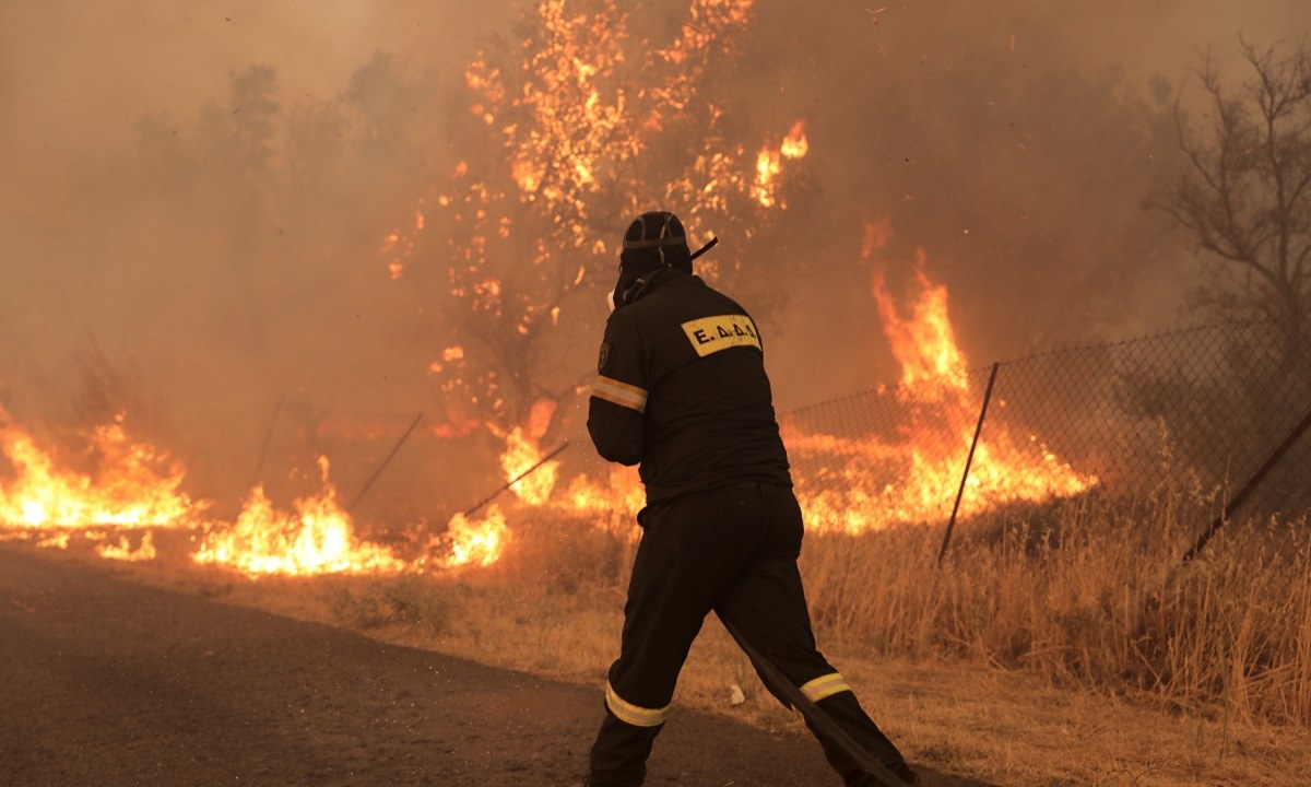 Φωτιά Αττική: Σε έναν απίστευτο εφιάλτη εξελίσσεται η πυρκαγιά που κατακαίει την Αττική εδώ και μέρες. Νέα αναζωπύρωση σε Βαρυμπόμπη, Θρακομακεδόνες! Φωτιά Εύβοια
