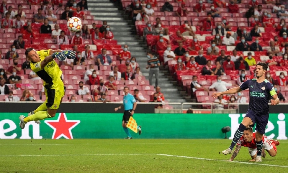 Champions League: Η Μπενφίκα νίκησε 2-1 την Αϊντχόφεν στο πρώτο τους ματς για τα πλέι οφ και ο Οδυσσέας Βλαχοδήμος ήταν κομβικός.