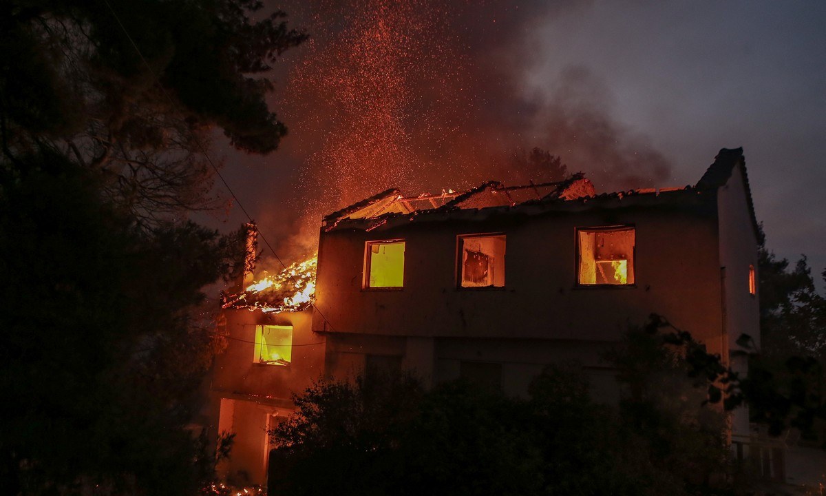Φωτιά στην Αττική: Κόλαση σε Θρακομακεδόνες και Βαρυμπόμπη – Φλέγεται ο Άγιος Στέφανος – Νέο μήνυμα από το 112