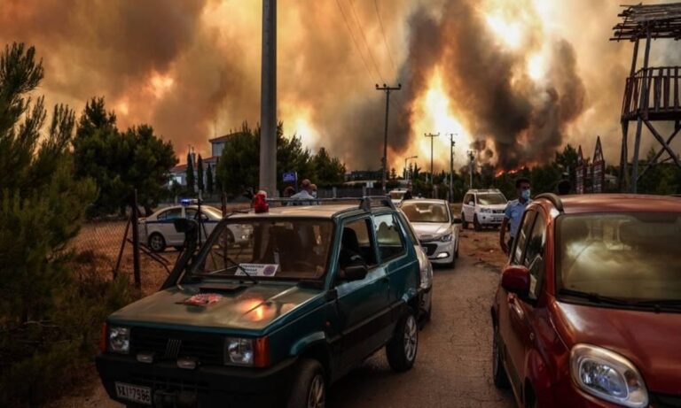 Ολόκληρη η Ελλάδα βρίσκεται παραδομένη στο έλεος της φωτιάς και μοναδική της ελπίδα είναι ο ηρωισμός και η αυτοθυσία των πυροσβεστών και των εθελοντών που δίνουν έναν άνισο αγώνα με τις θηριώδεις πυρκαγιές σε όλη την επικράτεια.