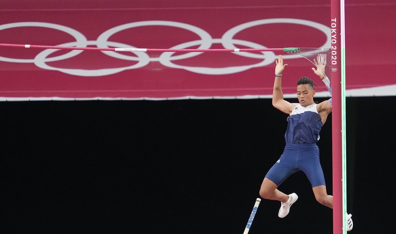 Τεράστια επιτυχία για τον Εμμανουήλ Καραλή που αναδείχθηκε 4ος ολυμπιονίκης στο επί κοντώ ανδρών και μάλιστα, φλέρταρε και με ένα μετάλλιο!