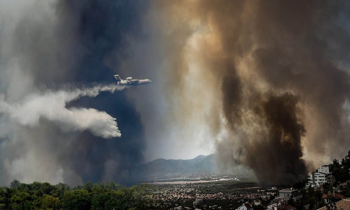 Φωτιά Βαρυμπόμπη: Πνίγηκε από τους πυκνούς καπνούς η Αττική! (pics)