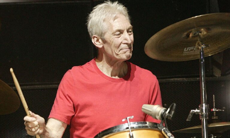Πέθανε στα 80 του ο Τσάριλ Γουότς, ντράμερ του θρυλικού συγκροτήματος Rolling Stones, Τσάρλι Γουότς, όπως ανακοίνωσε ο ατζέντης.