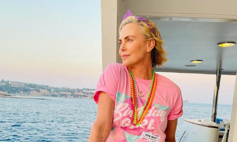 Η Σαρλίζ Θερόν κάνει διακοπές στην Ελλάδα και μαγνητίζει τα βλέμματα (vid+pics)