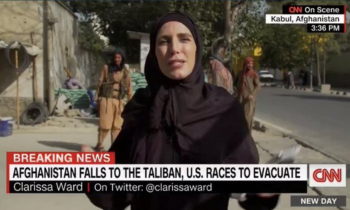 Viral: Η δημοσιογράφος του CNN στο Αφγανιστάν που άλλαξε αμφίεση σε μία μέρα