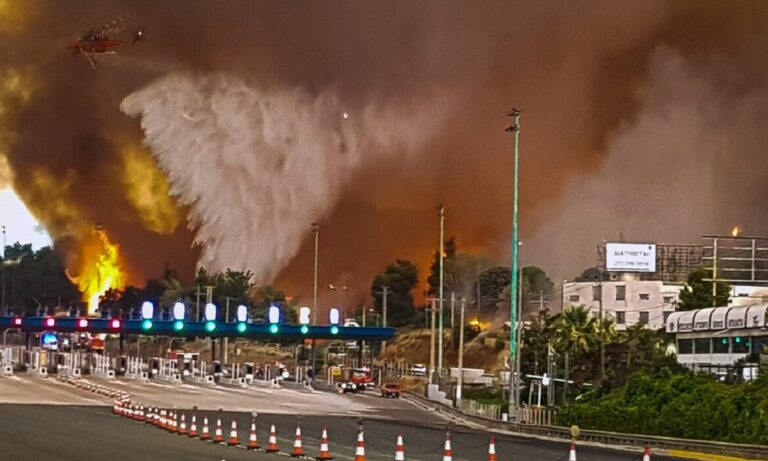 Φωτιά Άγιος Στέφανος: Αδύνατο! Πέρασε η φωτιά οκτώ λωρίδες και πάει για Μαραθώνα με την περιοχή να έχει εκκενωθεί.
