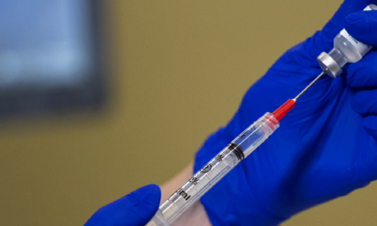 Βόμβα Μαγιορκίνη: Στο τραπέζι και ο υποχρεωτικός εμβολιασμός των παιδιών για τον κορονοϊό