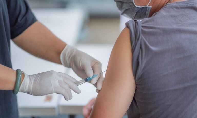 Κορονοϊός: Δύσκολες στιγμές για την 27χρονη που νοσηλεύεται μετά τον εμβολιασμό της – Eκκληση για αίμα από τον αδελφό της