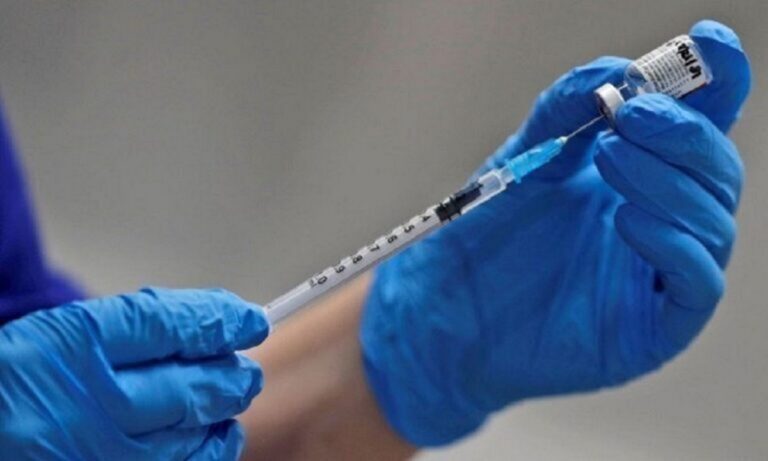 Χτυπάνε τον κοσμάκι στην τσέπη για να κάνει το εμβόλιο – Ποιος μιλά για την υγεία του