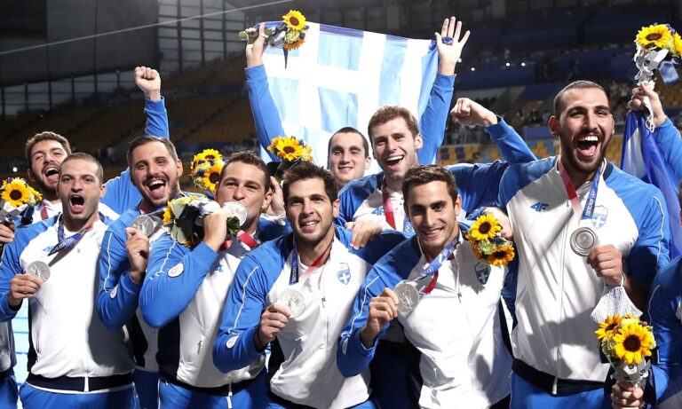 Ολυμπιακοί Αγώνες 2020: Η απονομή στην «ασημένια» Εθνική Ανδρών πόλο και οι πανηγυρισμοί με την ελληνική σημαία (vid)