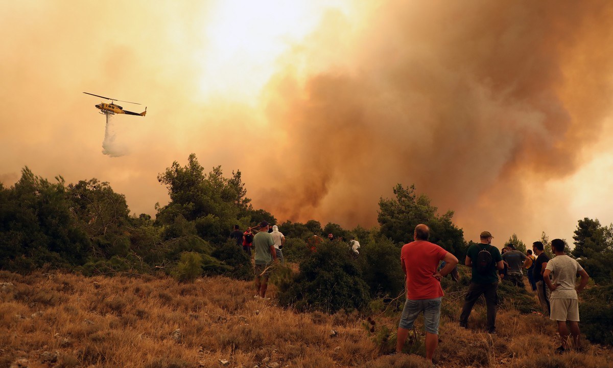 Φωτιά στα Βίλια: Video σοκ με στρόβιλο που πετάει στους πυροσβέστες κορμό από δέντρο!