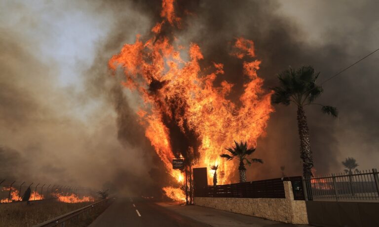 Φωτιά Βαρυμπόμπη – LIVE ενημέρωση: Καίει σπίτια! Έφτασε σε Τατόι, Θρακομακεδόνες, Ολυμπιακό Χωριό, στους Πρόποδες της Πάρνηθας