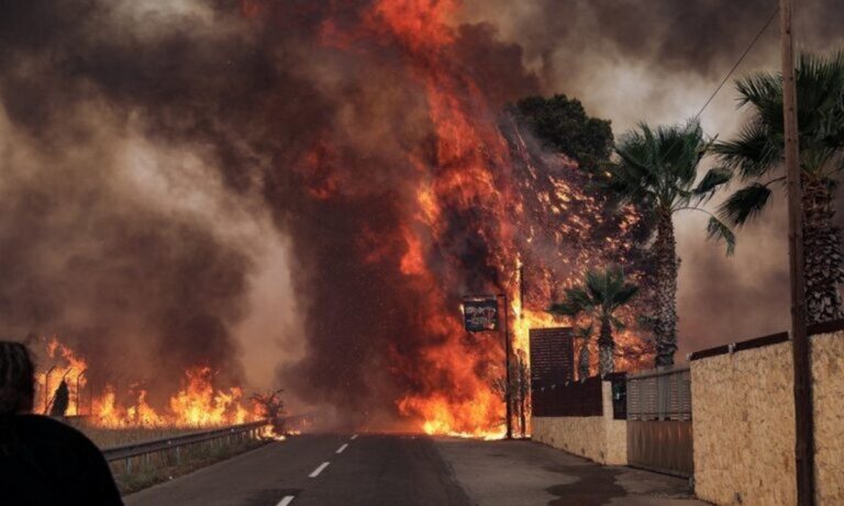 Φωτιά Ιστιαία – Δήμαρχος: Οι περιοχές που κάηκαν δεν έχουν σχέση με τις ανεμογεννήτριες