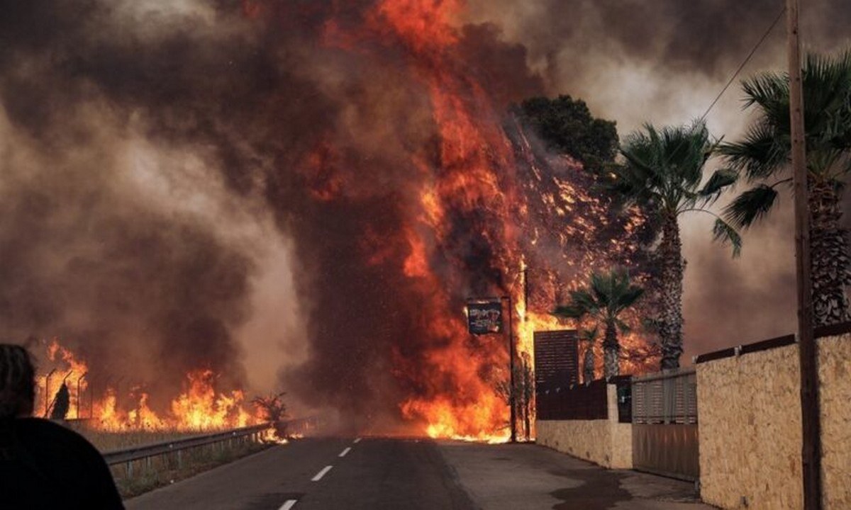 Φωτιές: Σοκάρουν τα videos από τα μέτωπα της φωτιάς σε Αθήνα και Εύβοια